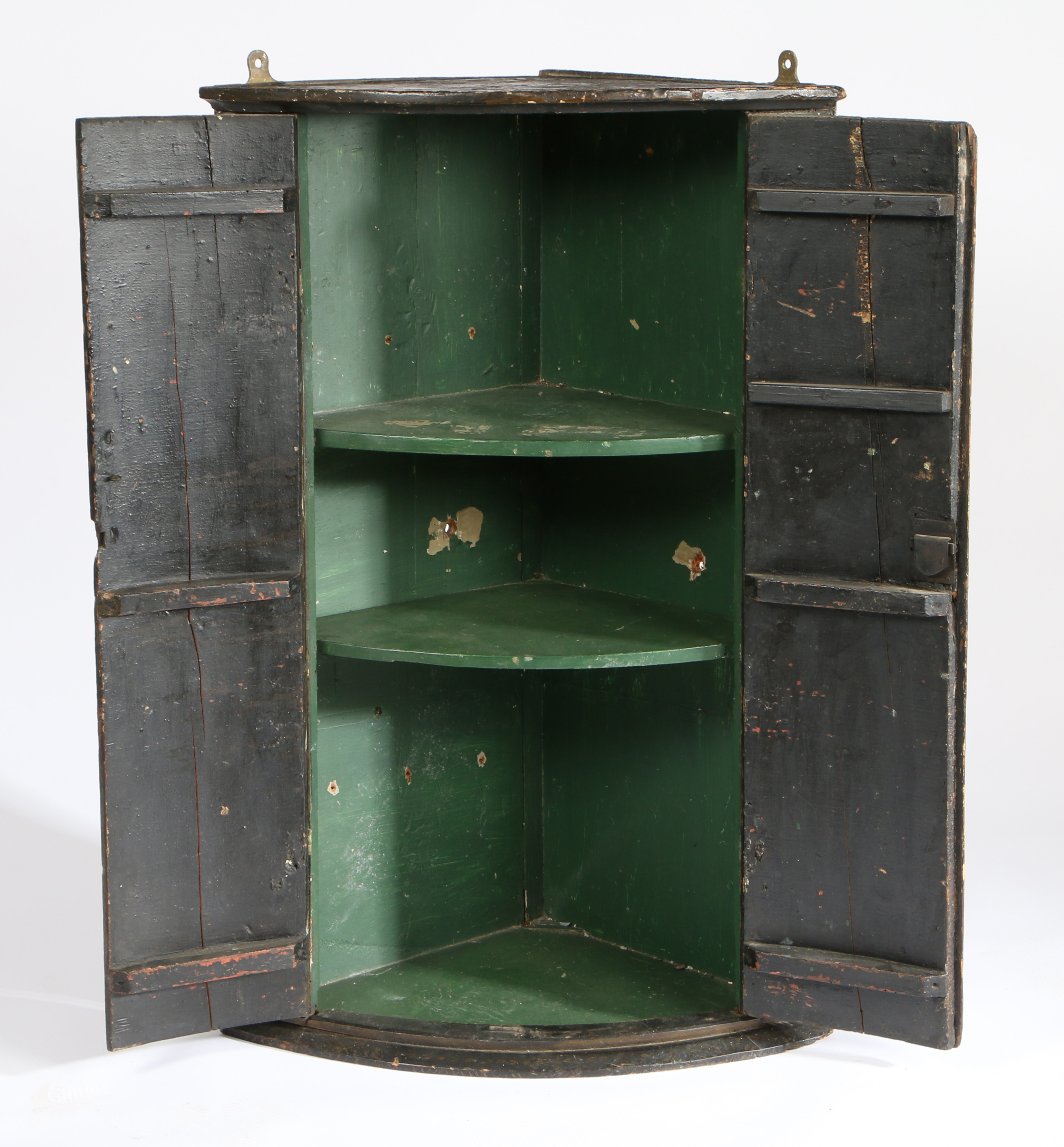 AN 18TH CENTURY PAINTED CORNER CUPBOARD. - Image 2 of 3