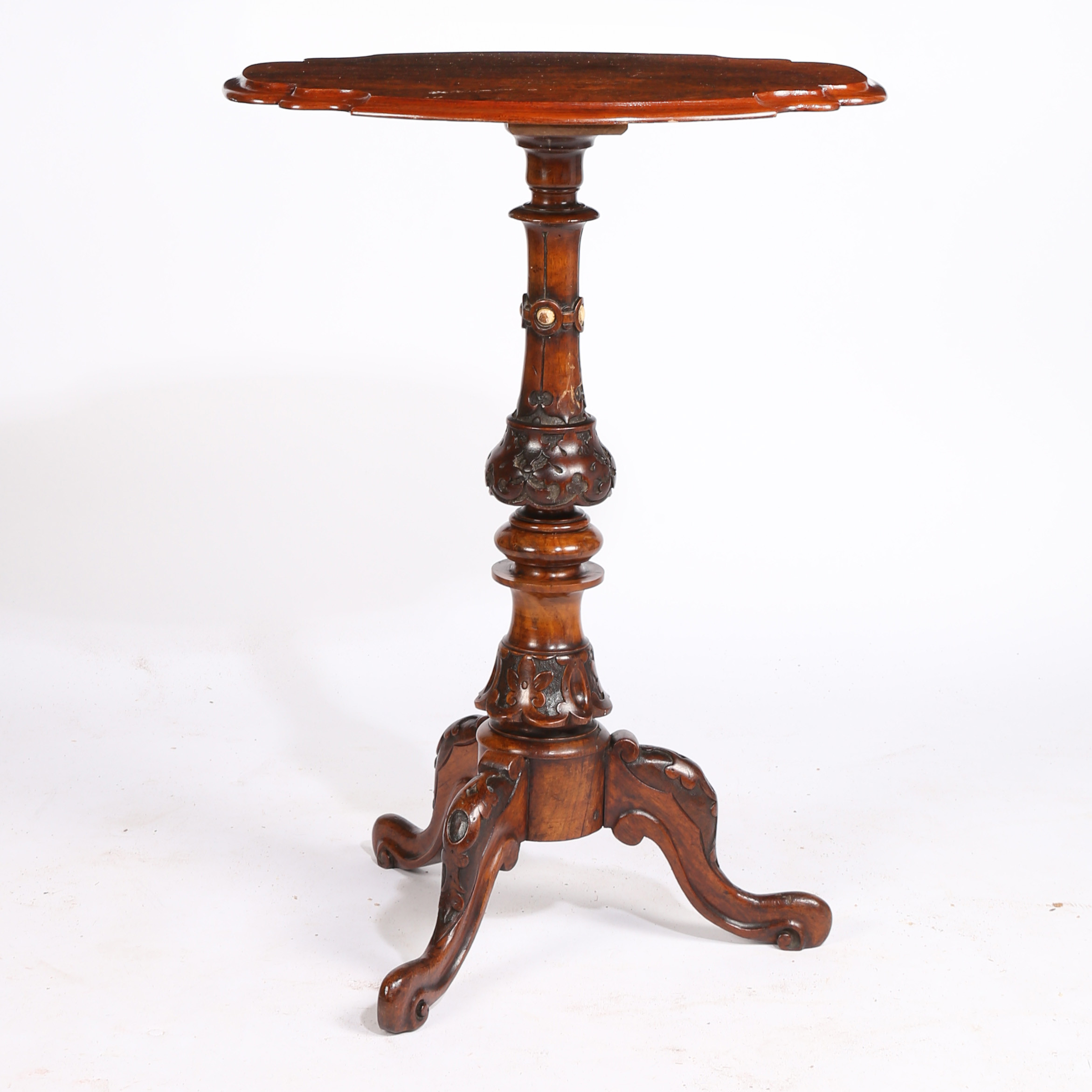 A VICTORIAN WALNUT OCCASIONAL TABLE.