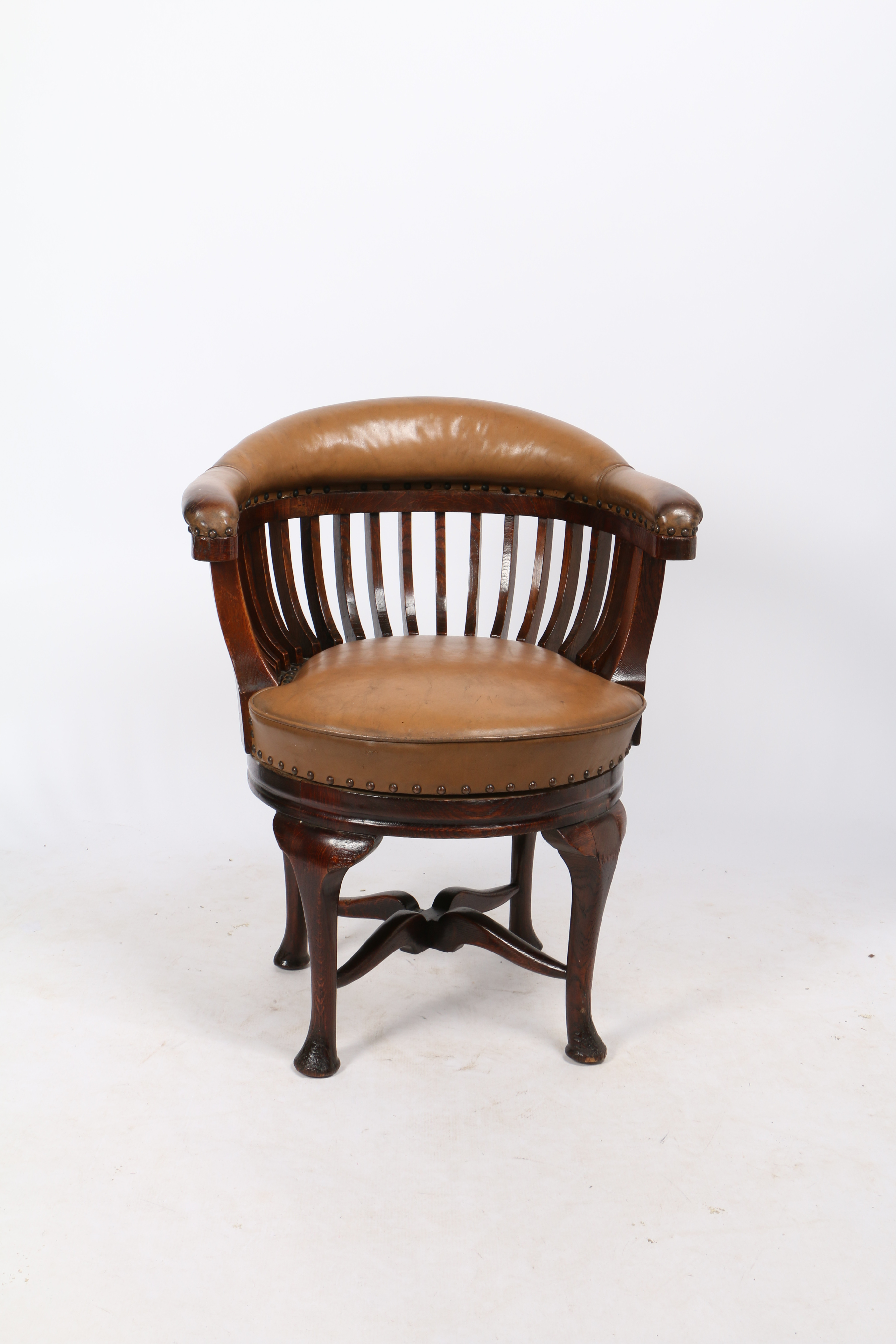 AN EARLY 20TH CENTURY OAK AND LEATHER CAPTAIN'S SWIVEL DESK CHAIR. - Image 5 of 7