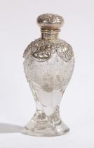 AN EDWARDIAN SILVER MOUNTED CUT GLASS SCENT BOTTLE.