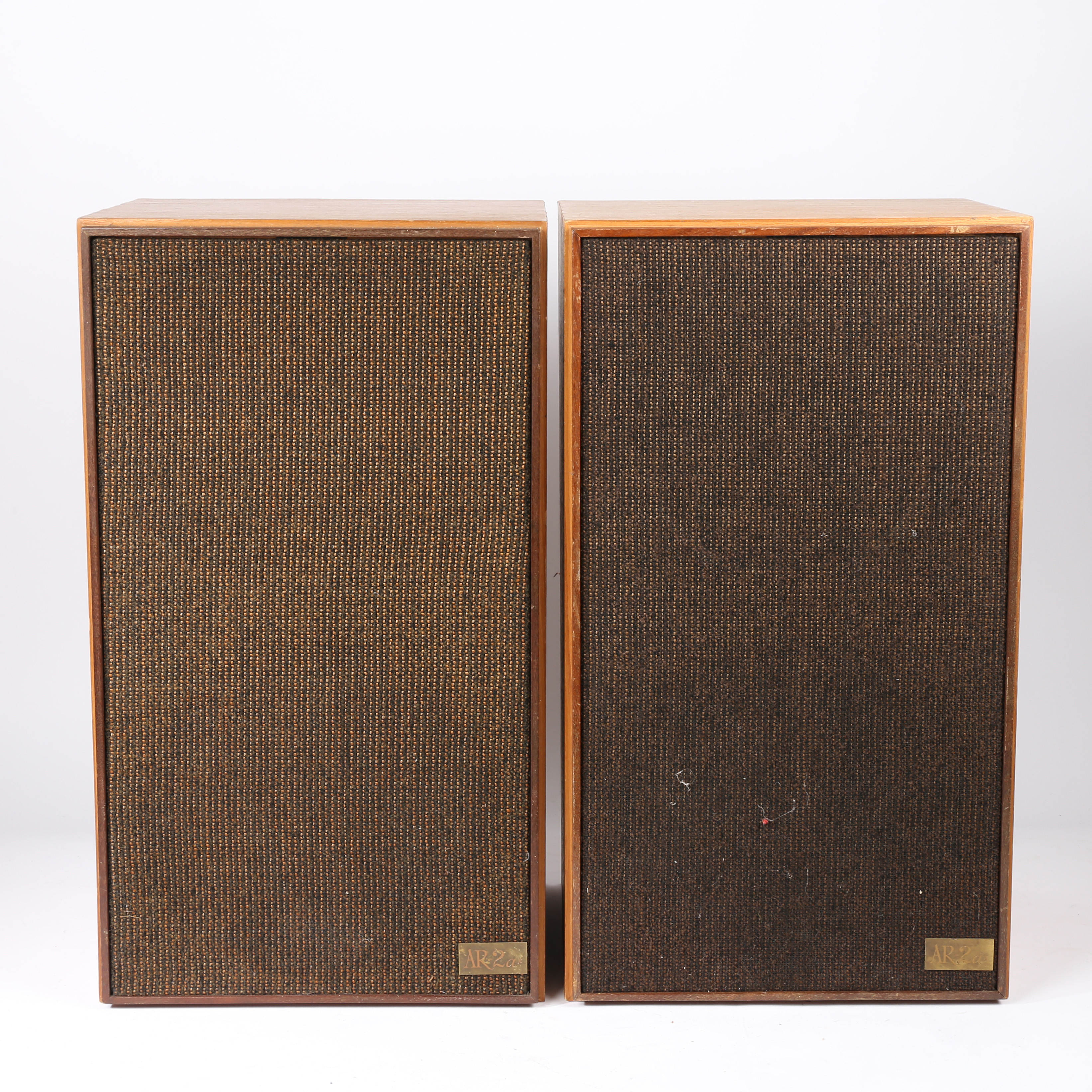 A PAIR OF ACCOUSTIC RESEARCH AR-2AX SPEAKERS.