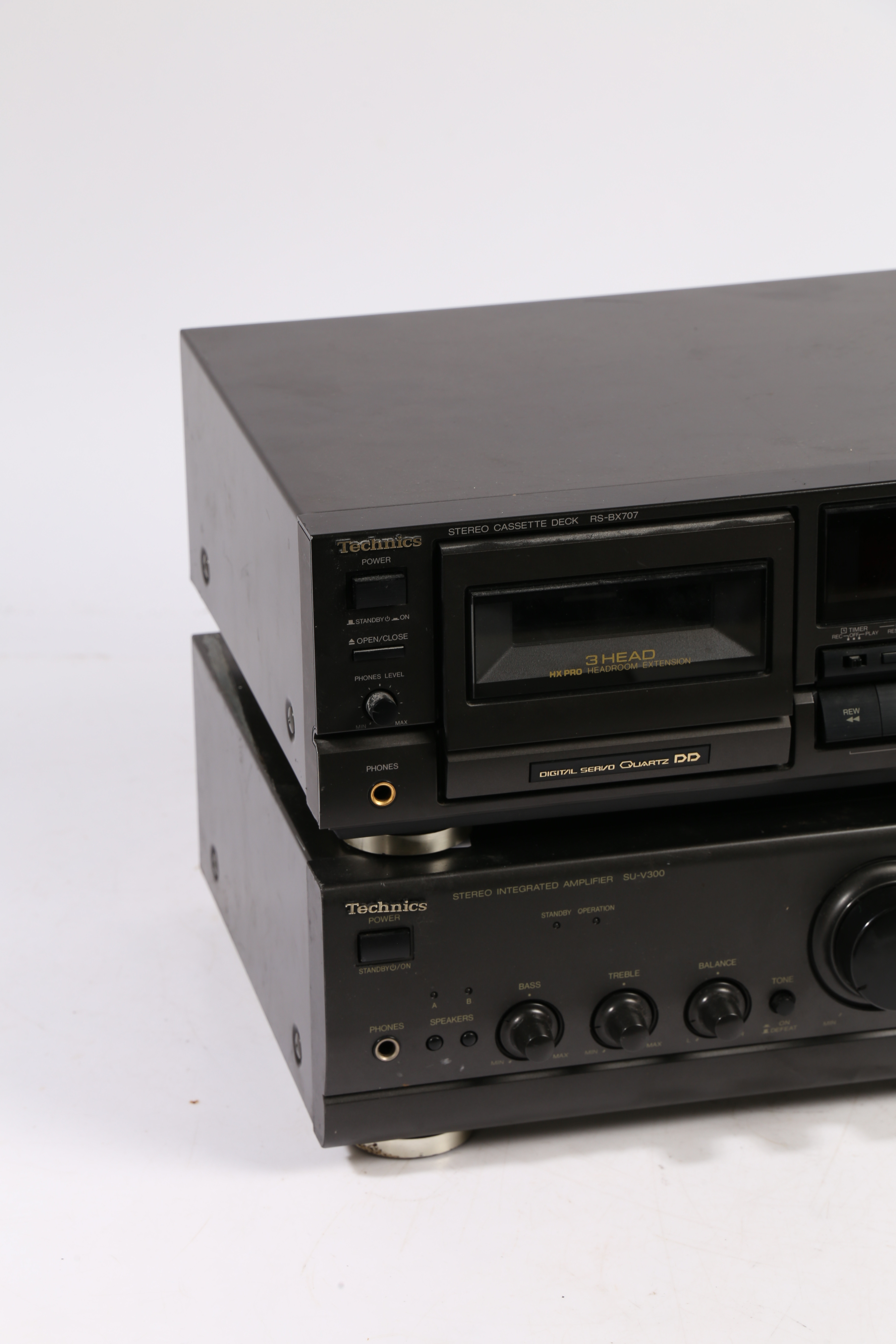 A TECHNICS AMPLIFIER AND CASSETTE DECK (2). - Bild 2 aus 3