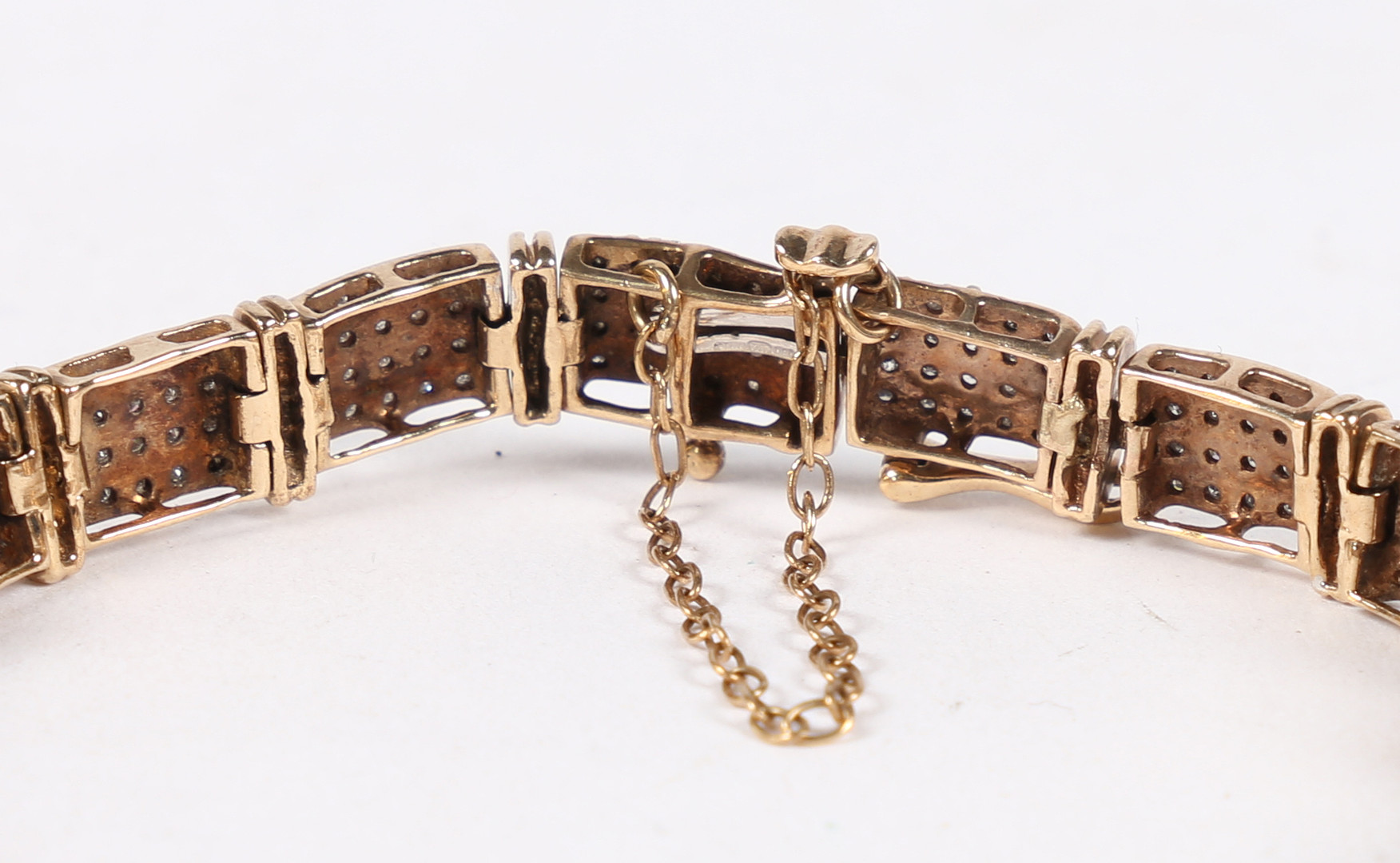 A 9 CARAT GOLD AND DIAMOND BRACELET. - Bild 2 aus 5