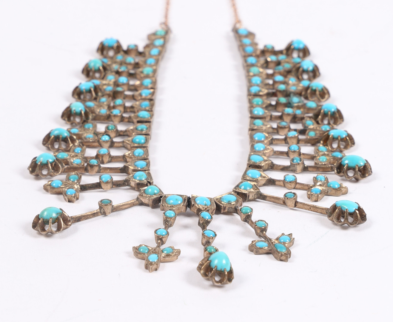 A WHITE METAL AND TURQUOISE NECKLACE. - Bild 4 aus 8