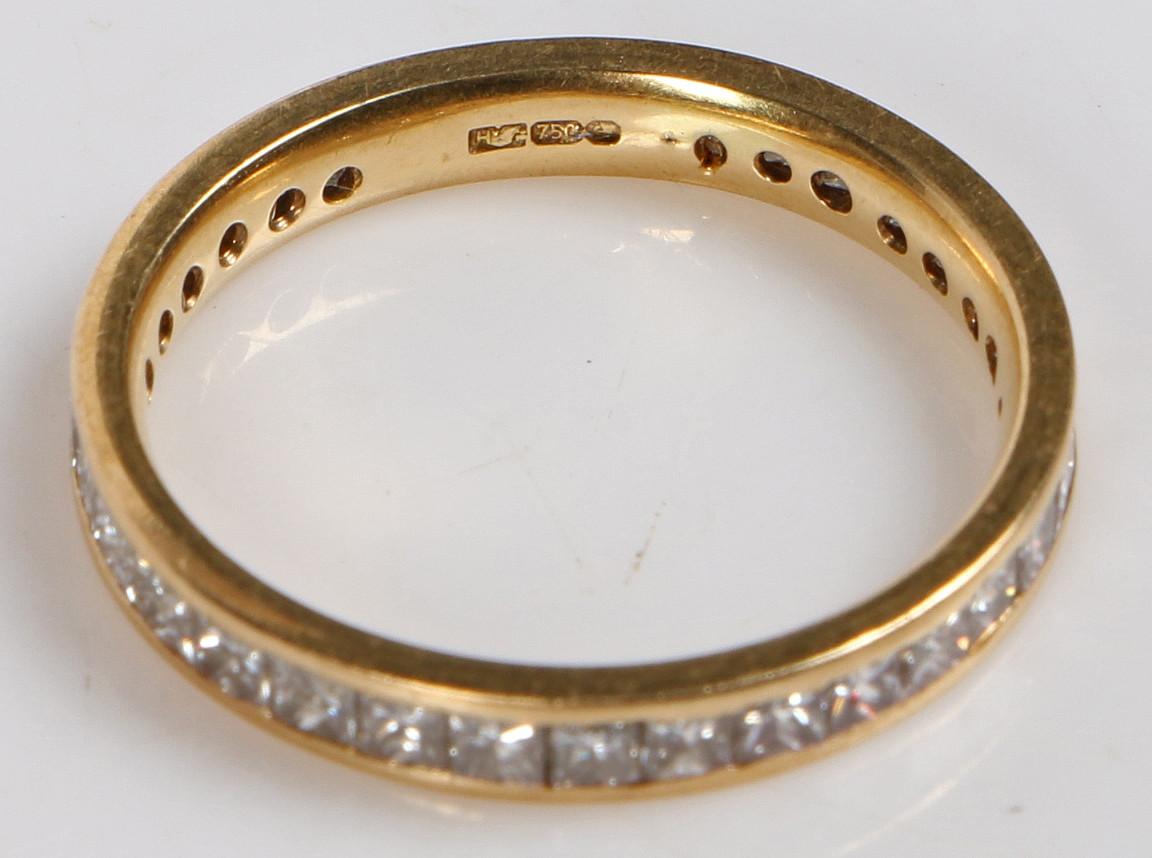 AN 18 CARAT GOLD AND DIAMOND ETERNITY RING. - Bild 2 aus 2