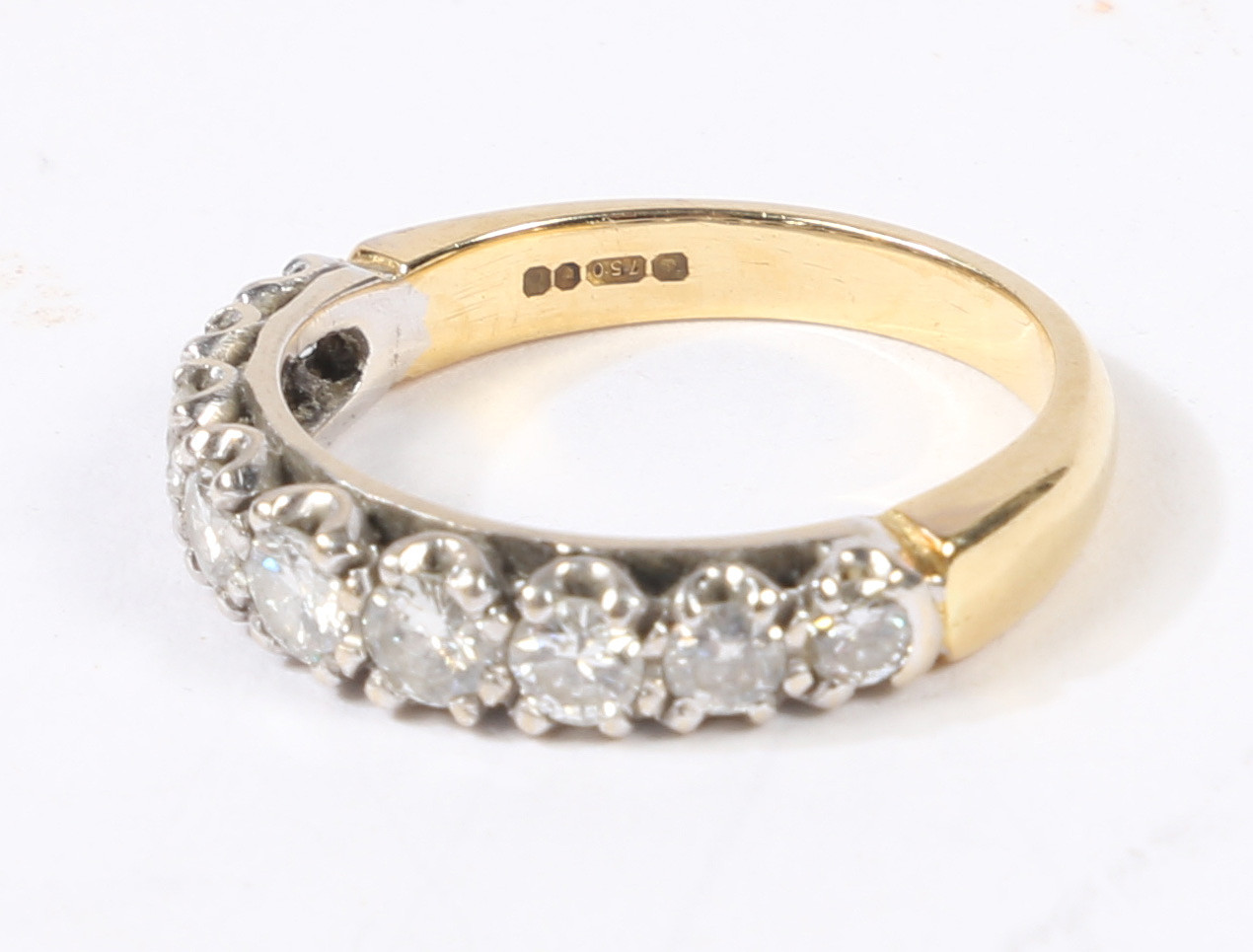AN 18 CARAT GOLD AND DIAMOND RING. - Image 2 of 5