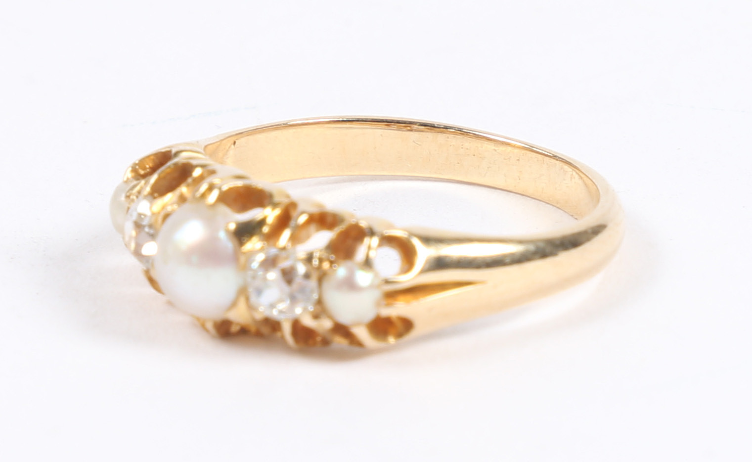 A YELLOW METAL, PEARL AND DIAMOND RING. - Image 5 of 6