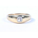 A GENTLEMANS 18 CARAT GOLD AND DIAMOND GYPSY RING.