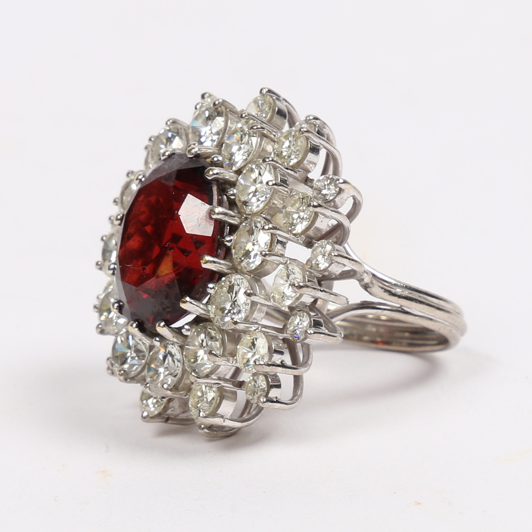 A SUBSTANTIAL DIAMOND AND GARNET CLUSTER RING. - Image 2 of 5