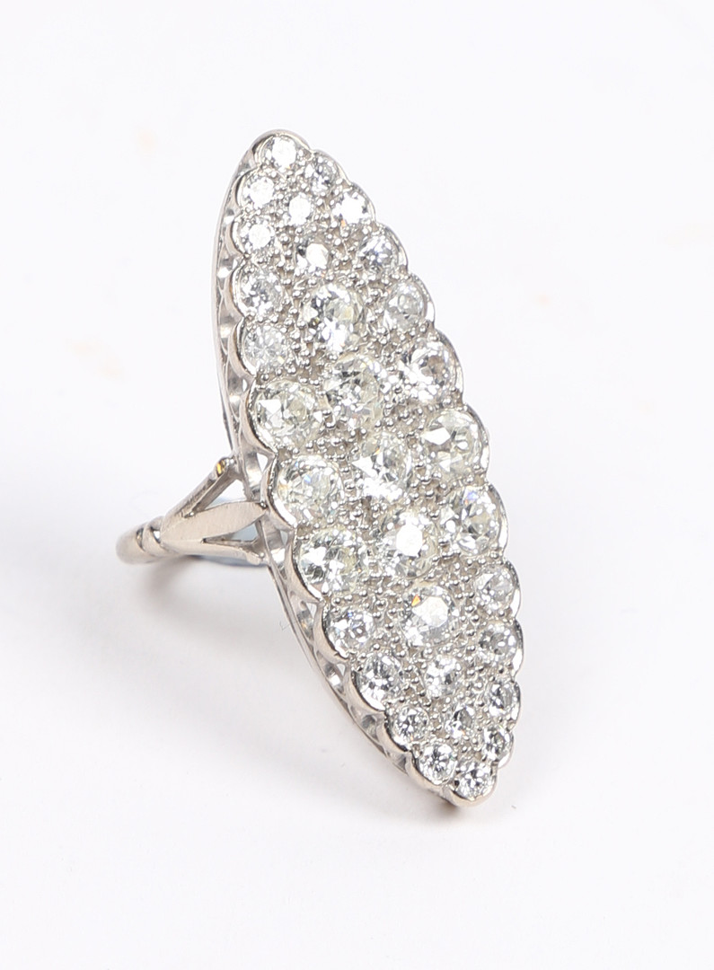 AN 18 CARAT WHITE GOLD AND DIAMOND RING. - Image 3 of 4