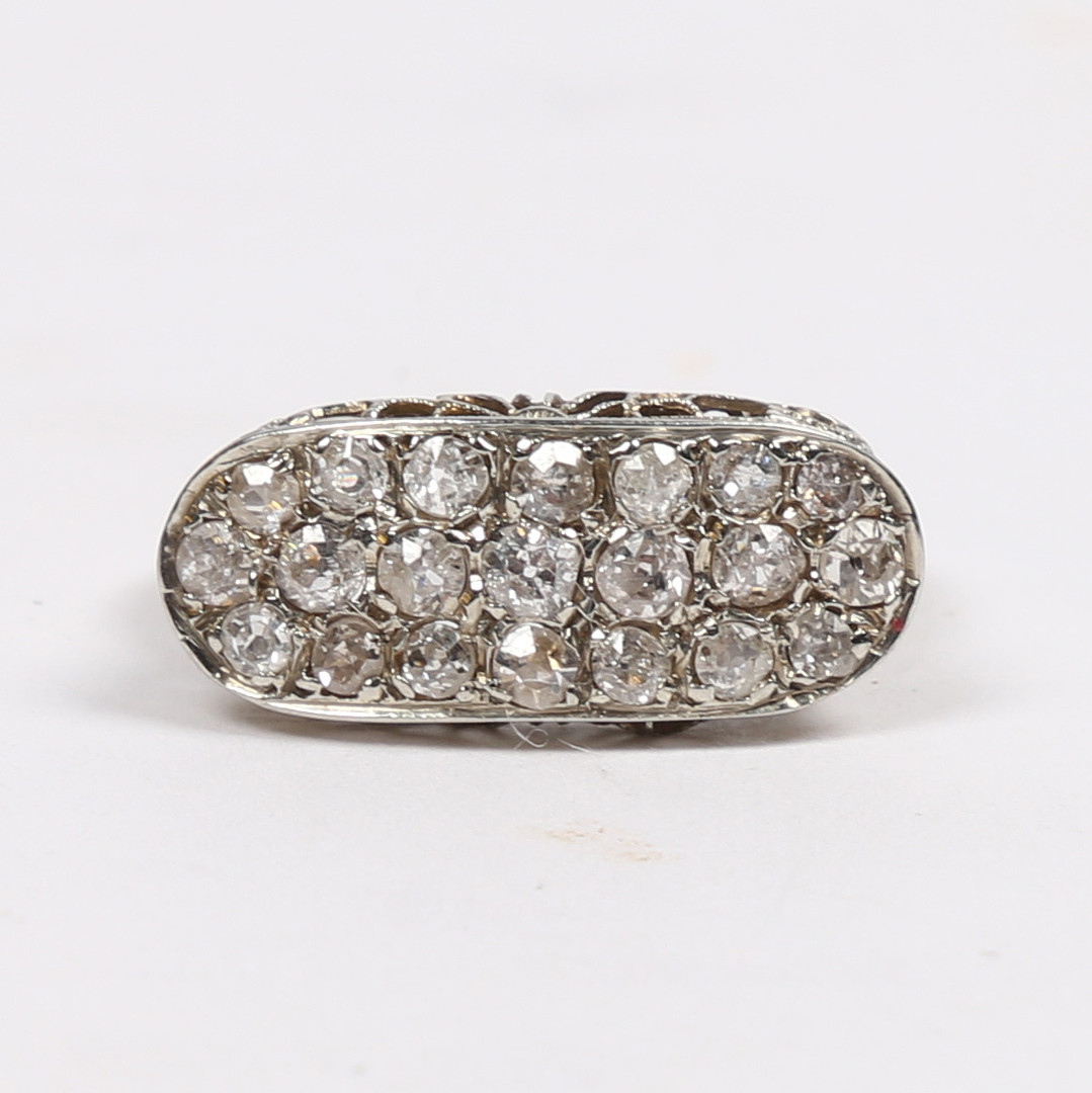 AN 18 CARAT WHITE GOLD AND DIAMOND RING.