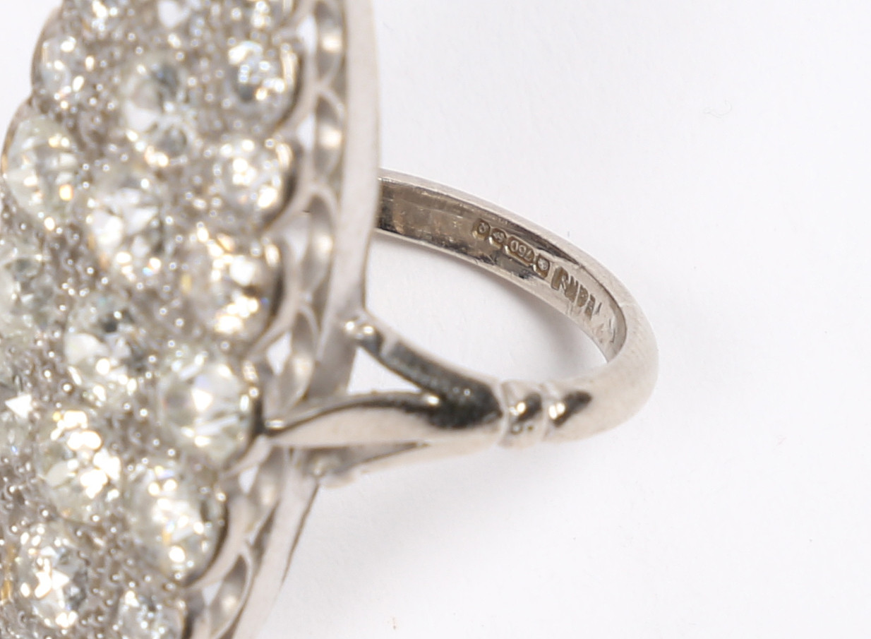 AN 18 CARAT WHITE GOLD AND DIAMOND RING. - Image 2 of 4