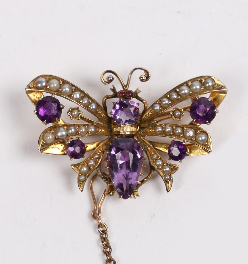 A 9 CARAT GOLD, AMETHYST AND SEED PEARL BUTTERFLY BROOCH. - Bild 2 aus 8