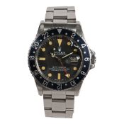 A ROLEX OYSTER PERPETUAL GMT-MASTER GENTLEMAN'S STAINLESS STEEL WRISTWATCH.