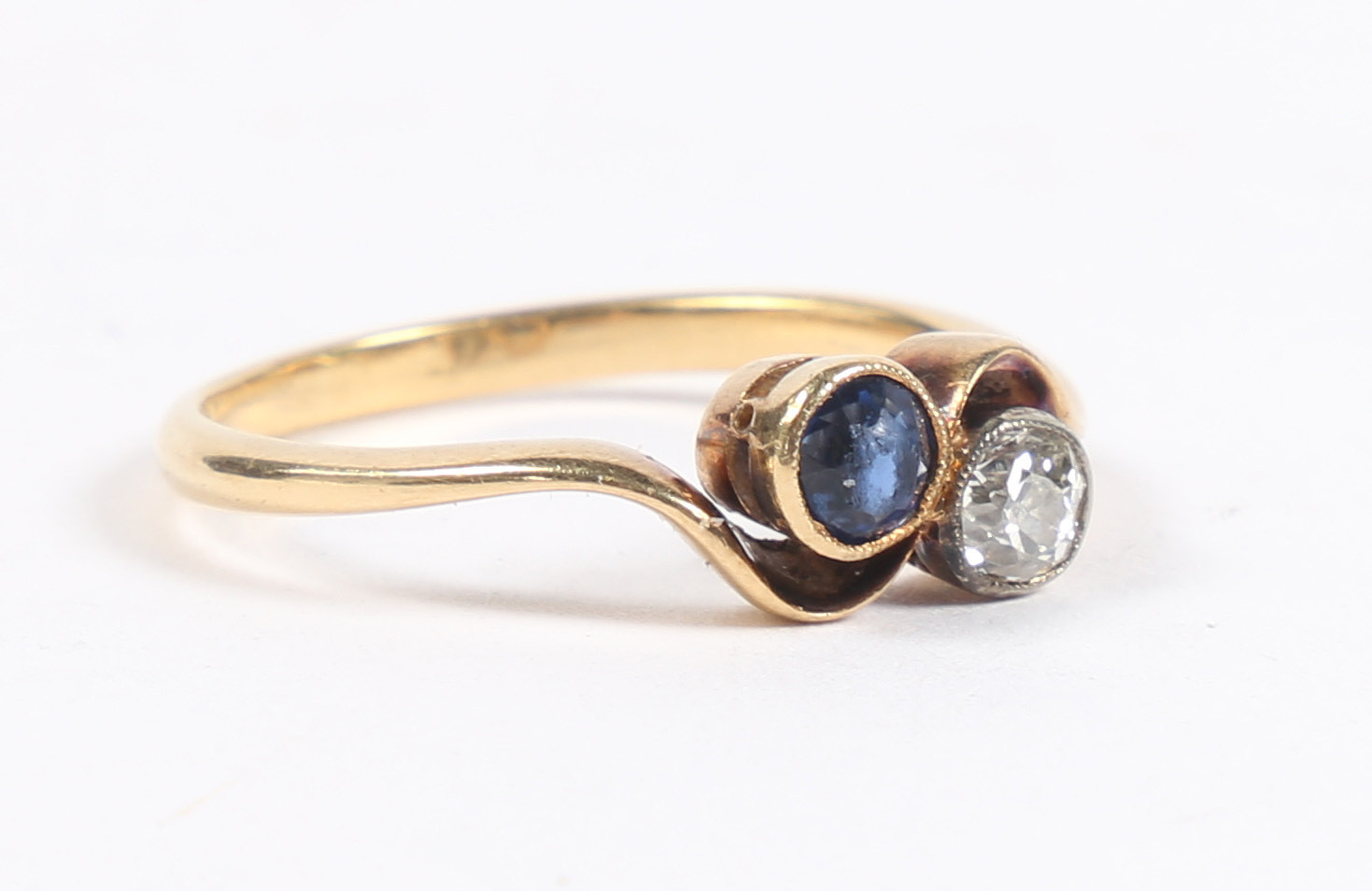 AN 18 CARAT GOLD, SAPPHIRE AND DIAMOND RING. - Bild 3 aus 5