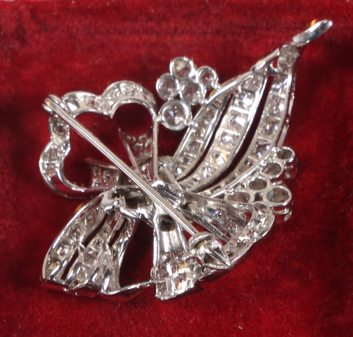 A WHITE METAL AND DIAMOND BROOCH. - Bild 5 aus 6