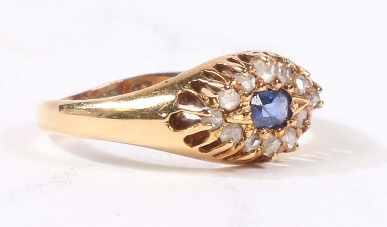 AN 18 CARAT GOLD SAPPHIRE AND DIAMOND RING. - Bild 6 aus 6