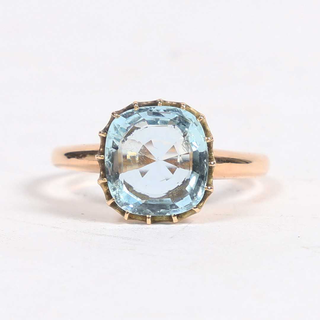 A 9 CARAT GOLD AND AQUAMARINE SOLITAIRE RING.