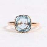 A 9 CARAT GOLD AND AQUAMARINE SOLITAIRE RING.