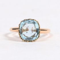 A 9 CARAT GOLD AND AQUAMARINE SOLITAIRE RING.