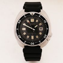 A SEIKO 6105-8119 150M WATER RESIST "POST-WILLARD" STAINLESS STEEL GENTLEMAN'S WRISTWATCH.