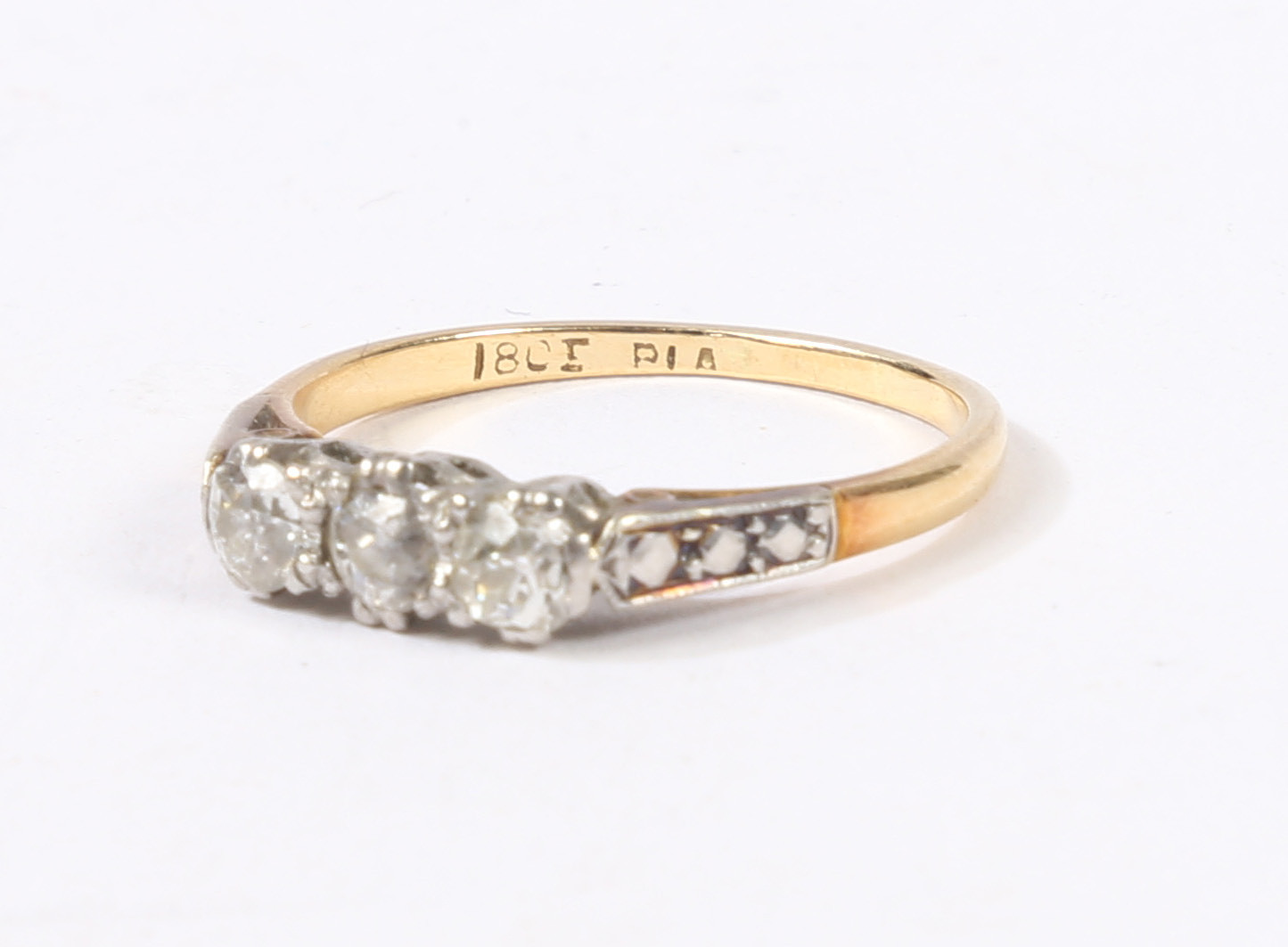 AN 18 CARAT GOLD, PLATINUM AND DIAMOND RING. - Bild 2 aus 5