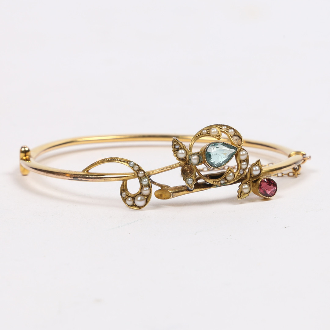 A VICTORIAN 15 CARAT GOLD, AQUAMARINE, GARNET AND PEARL BRACELET.