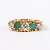 AN 18 CARAT GOLD, EMERALD AND DIAMOND RING.