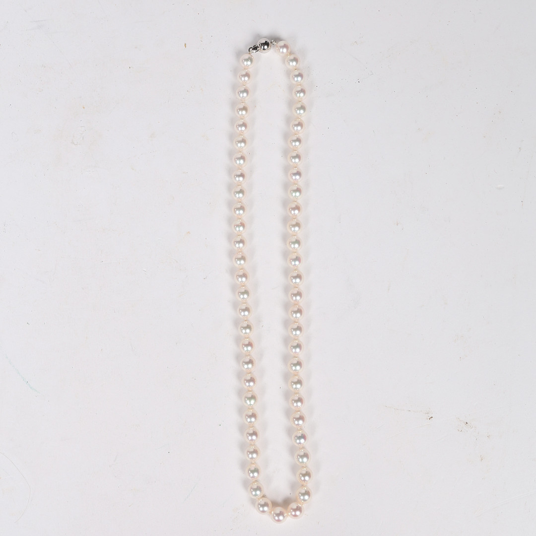 A SINGLE STRAND PEARL NECKLACE.