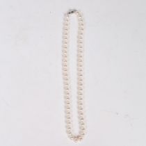 A SINGLE STRAND PEARL NECKLACE.