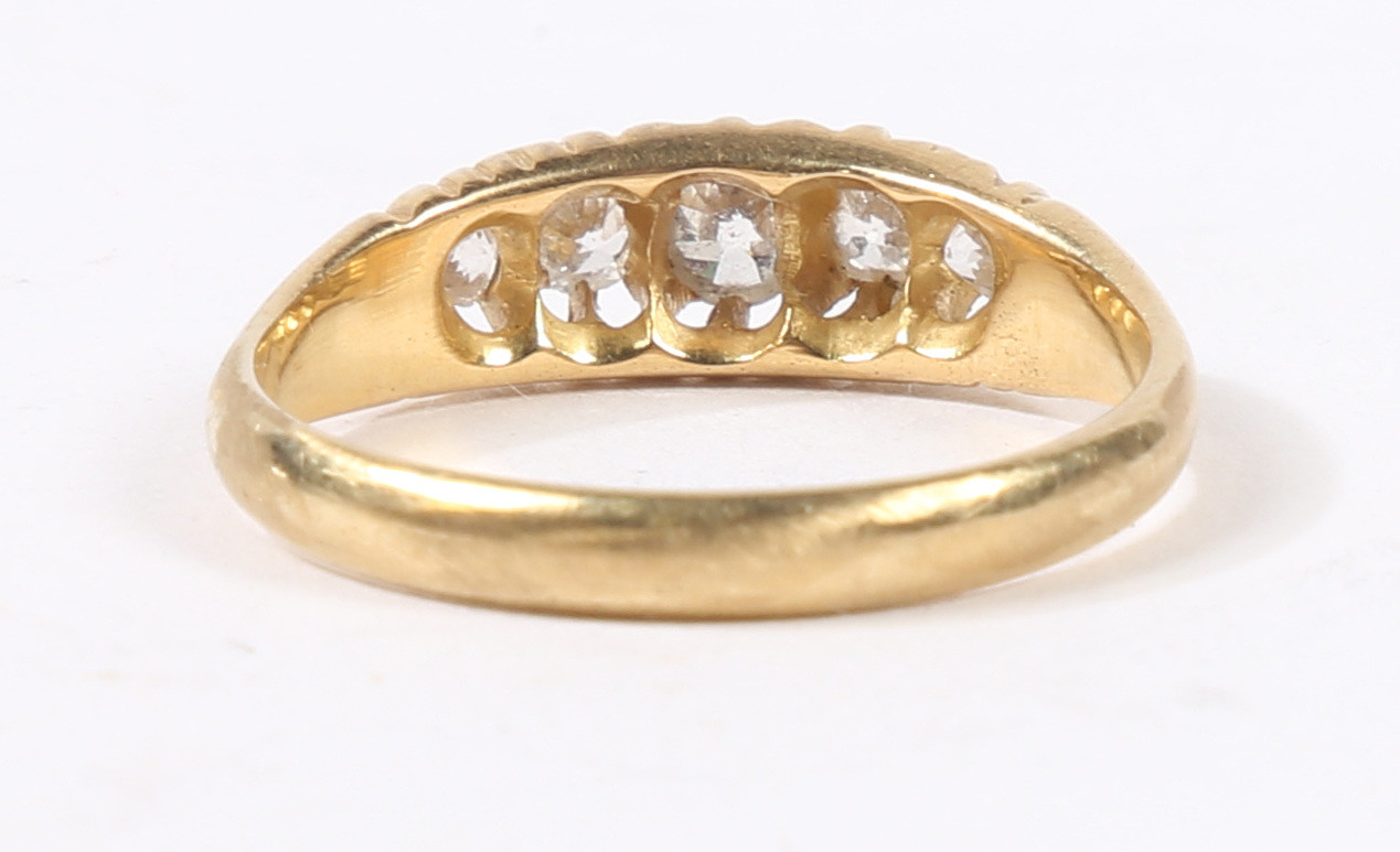 AN 18 CARAT GOLD AND DIAMOND RING. - Bild 3 aus 5