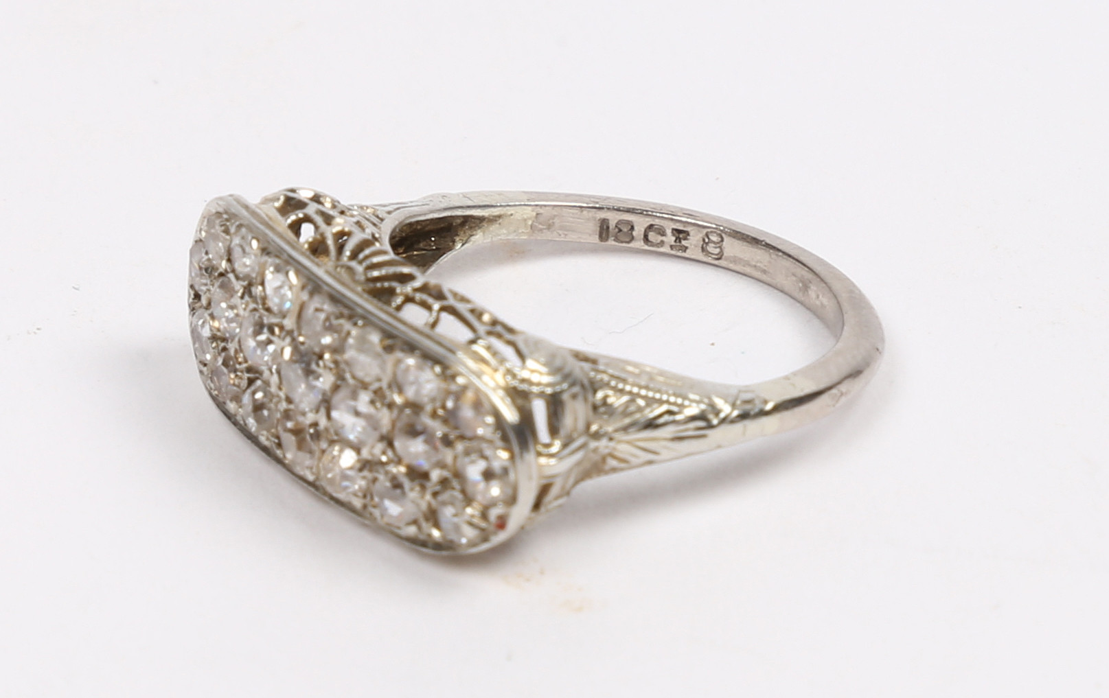 AN 18 CARAT WHITE GOLD AND DIAMOND RING. - Bild 3 aus 5