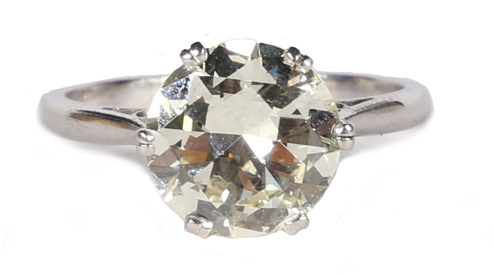 AN IMPRESSIVE DIAMOND AND PLATINUM SOLITAIRE RING.