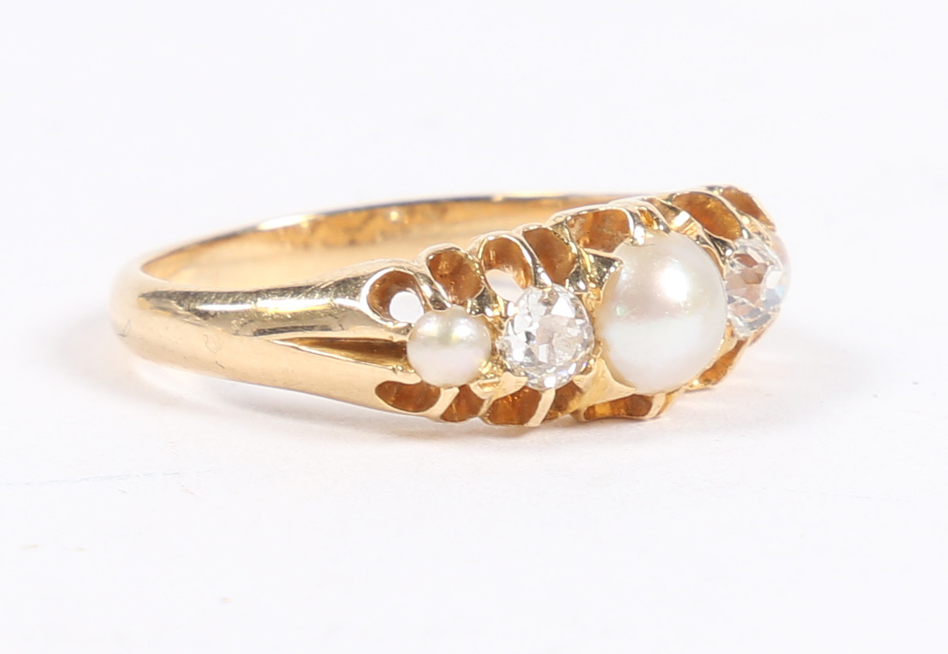 A YELLOW METAL, PEARL AND DIAMOND RING. - Image 4 of 6