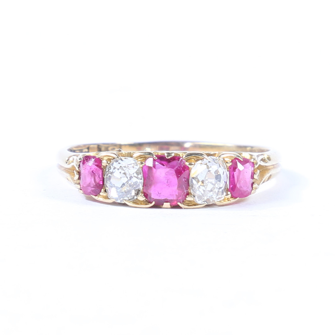 AN 18 CARAT GOLD, RUBY AND DIAMOND RING.