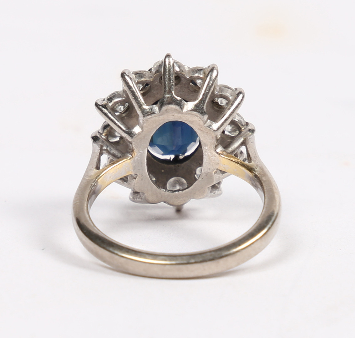 AN 18 CARAT WHITE GOLD, SAPPHIRE AND DIAMOND CLUSTER RING. - Image 3 of 4