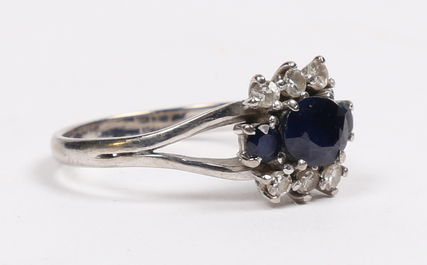 AN 18 CARAT WHITE GOLD SAPPHIRE AND DIAMOND RING. - Image 6 of 6