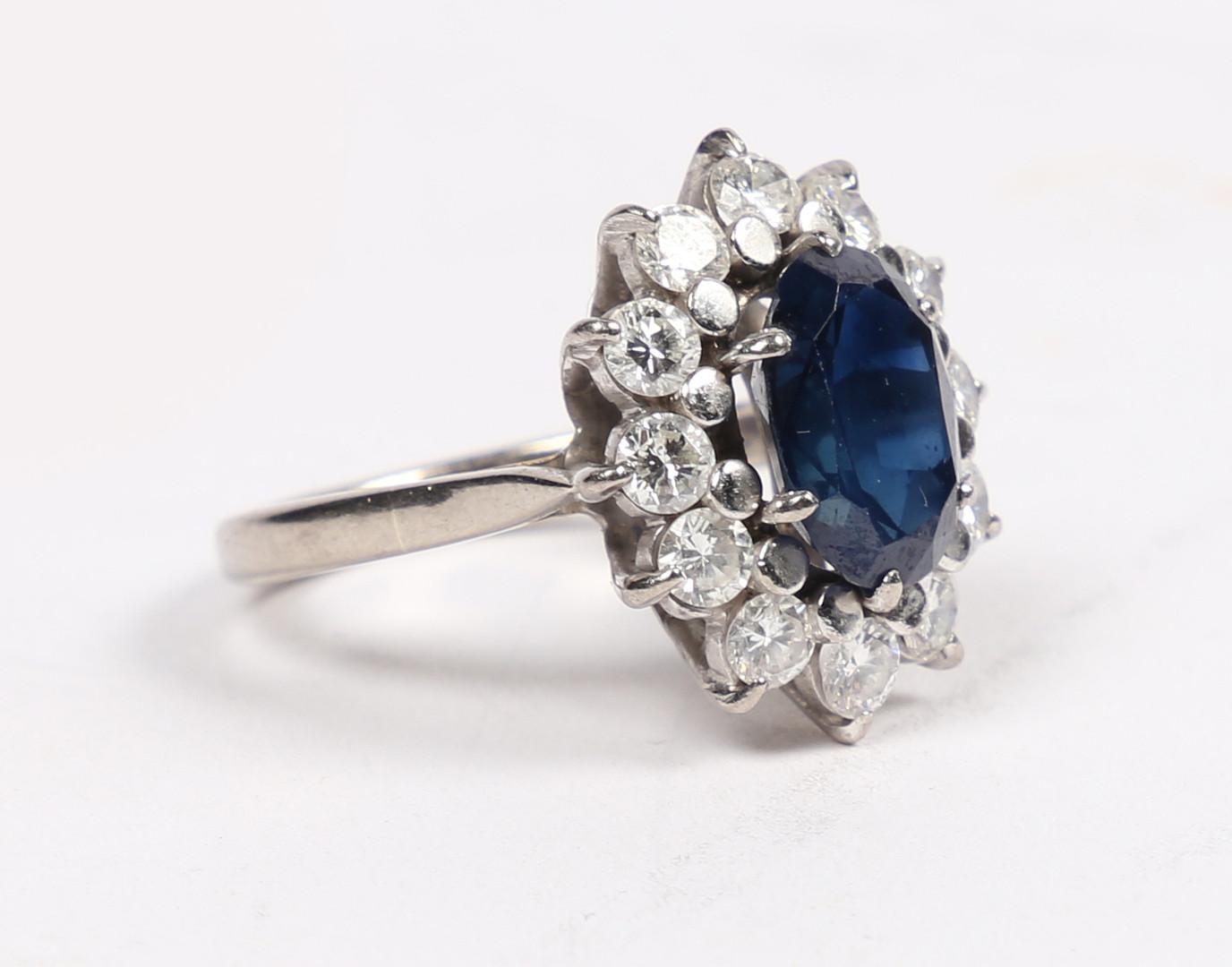 AN 18 CARAT WHITE GOLD, SAPPHIRE AND DIAMOND CLUSTER RING. - Image 4 of 4