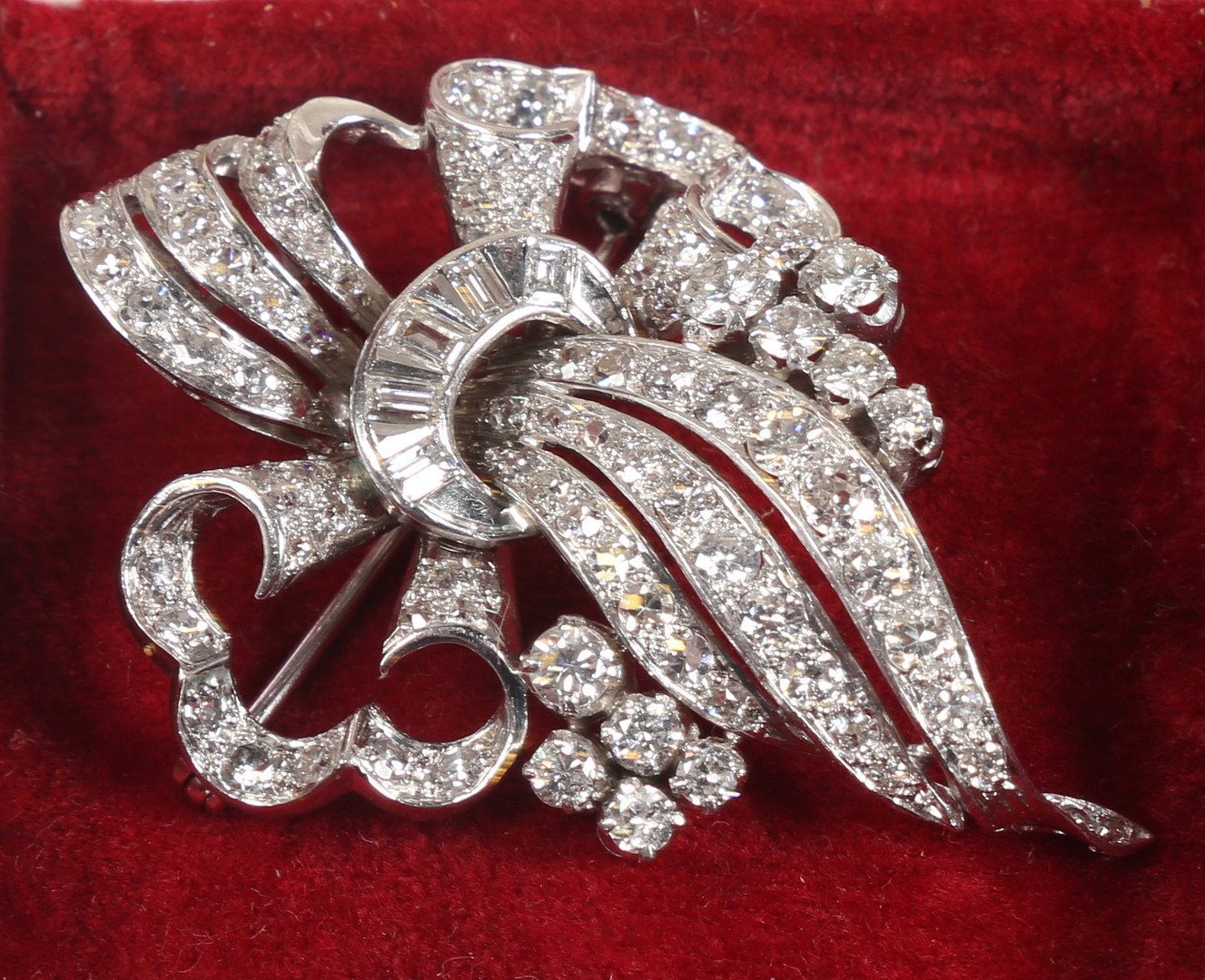 A WHITE METAL AND DIAMOND BROOCH. - Bild 2 aus 6