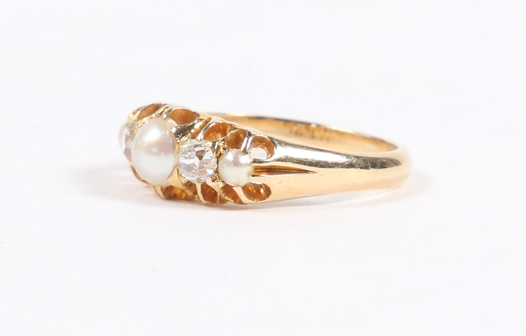 A YELLOW METAL, PEARL AND DIAMOND RING. - Image 2 of 6