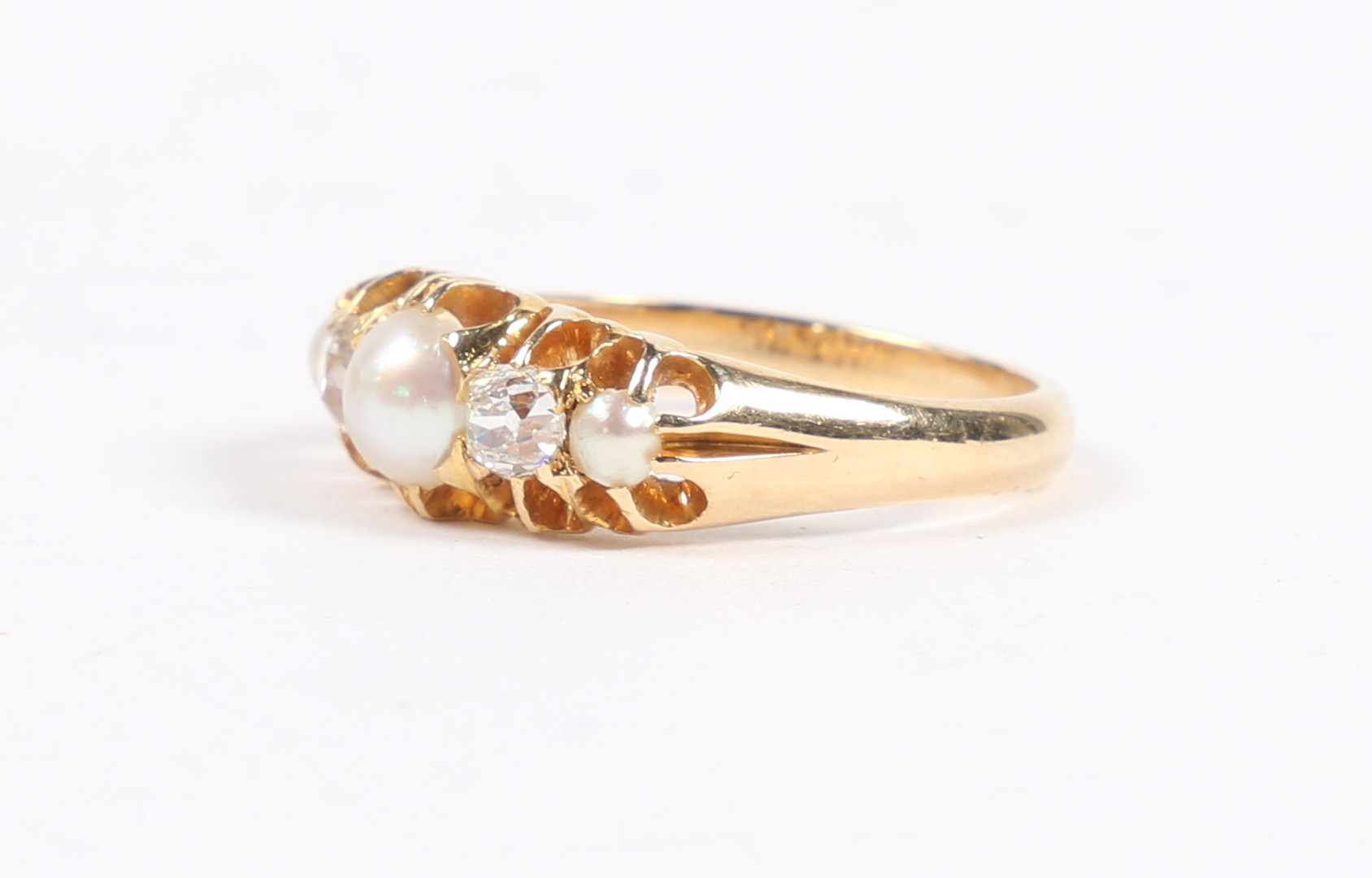 A YELLOW METAL, PEARL AND DIAMOND RING. - Bild 2 aus 6