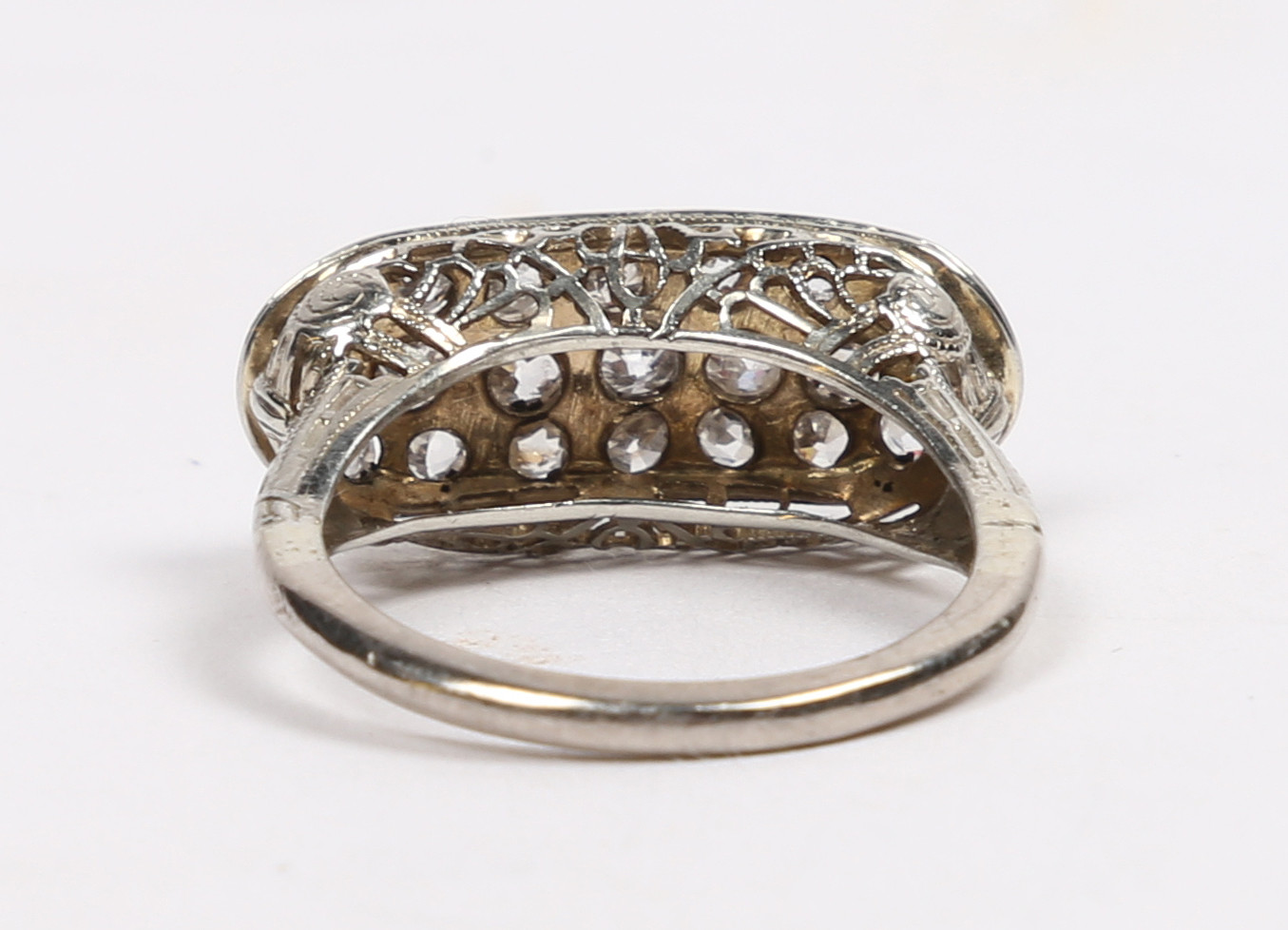 AN 18 CARAT WHITE GOLD AND DIAMOND RING. - Bild 4 aus 5