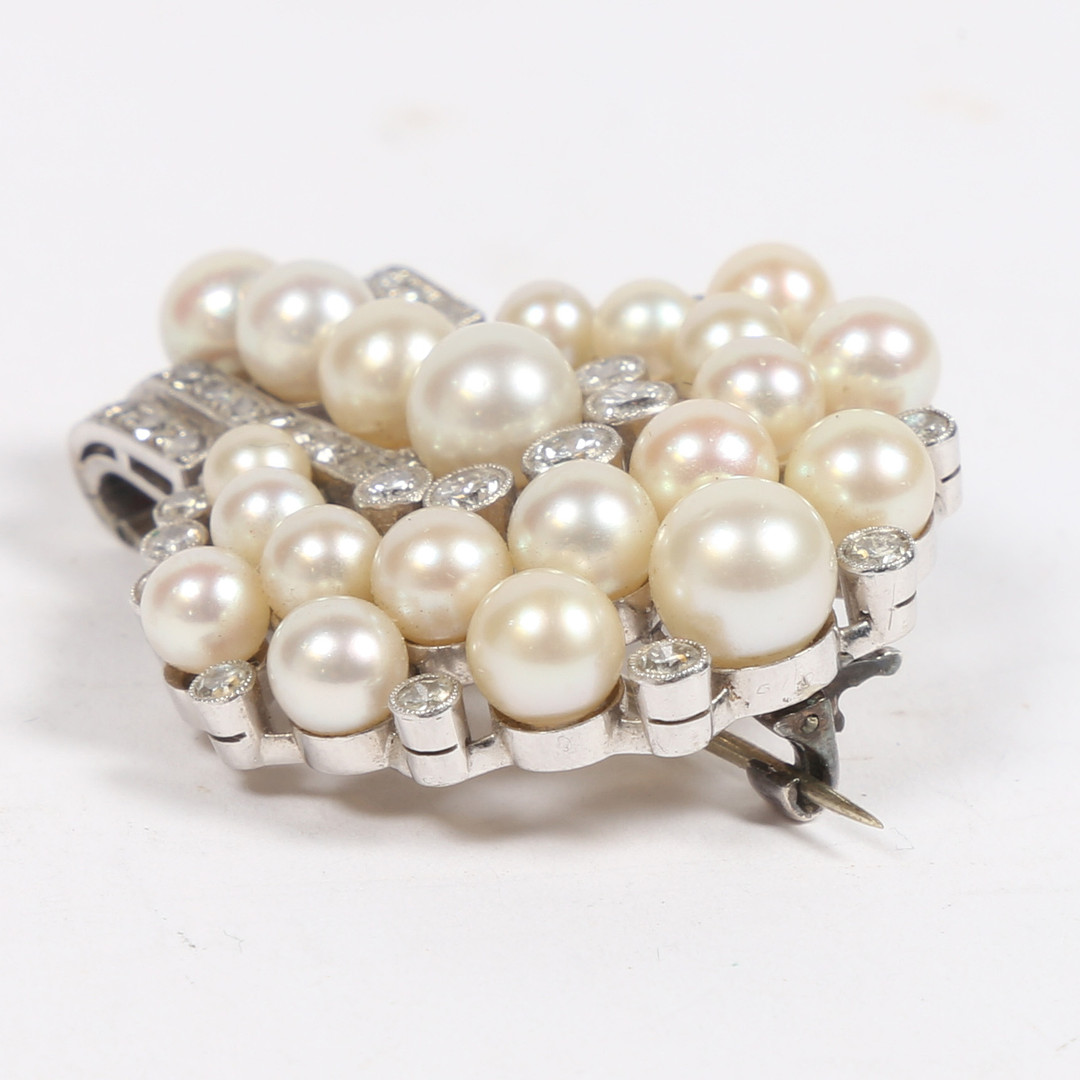 AN ART DECO DIAMOND AND PEARL BROOCH. - Bild 4 aus 5