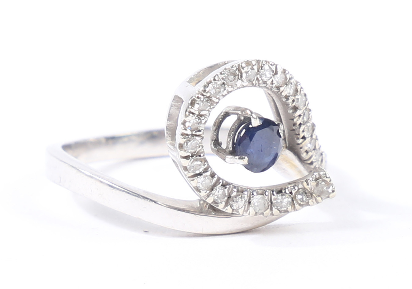 AN 18 CARAT GOLD, SAPPHIRE AND DIAMOND RING. - Bild 5 aus 5