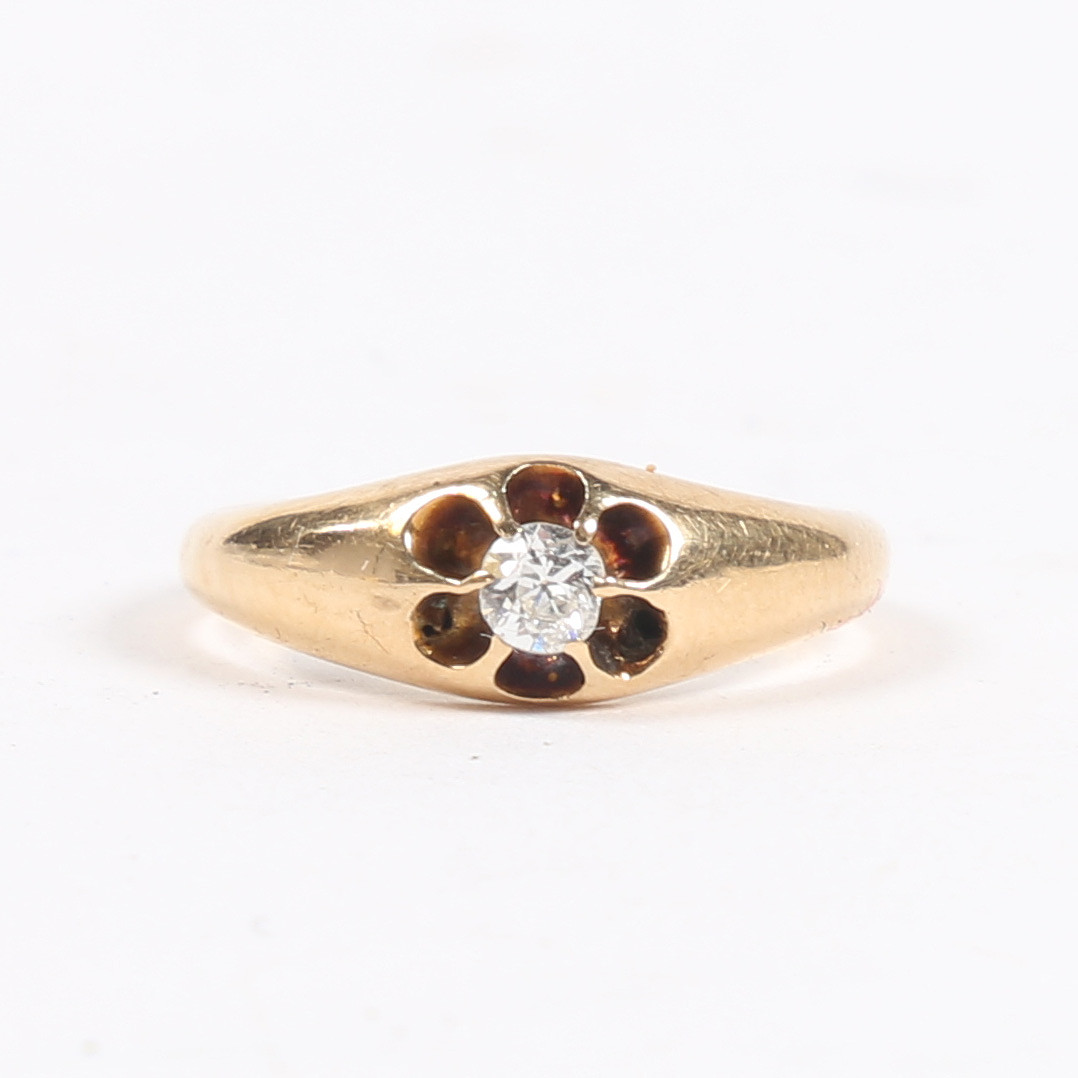 A YELLOW METAL AND DIAMOND SOLITAIRE RING.