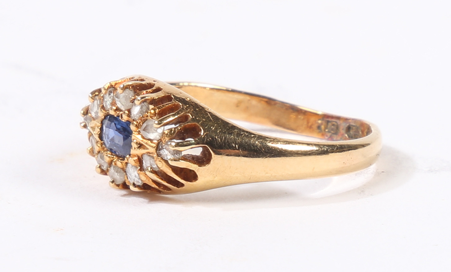 AN 18 CARAT GOLD SAPPHIRE AND DIAMOND RING. - Bild 4 aus 6