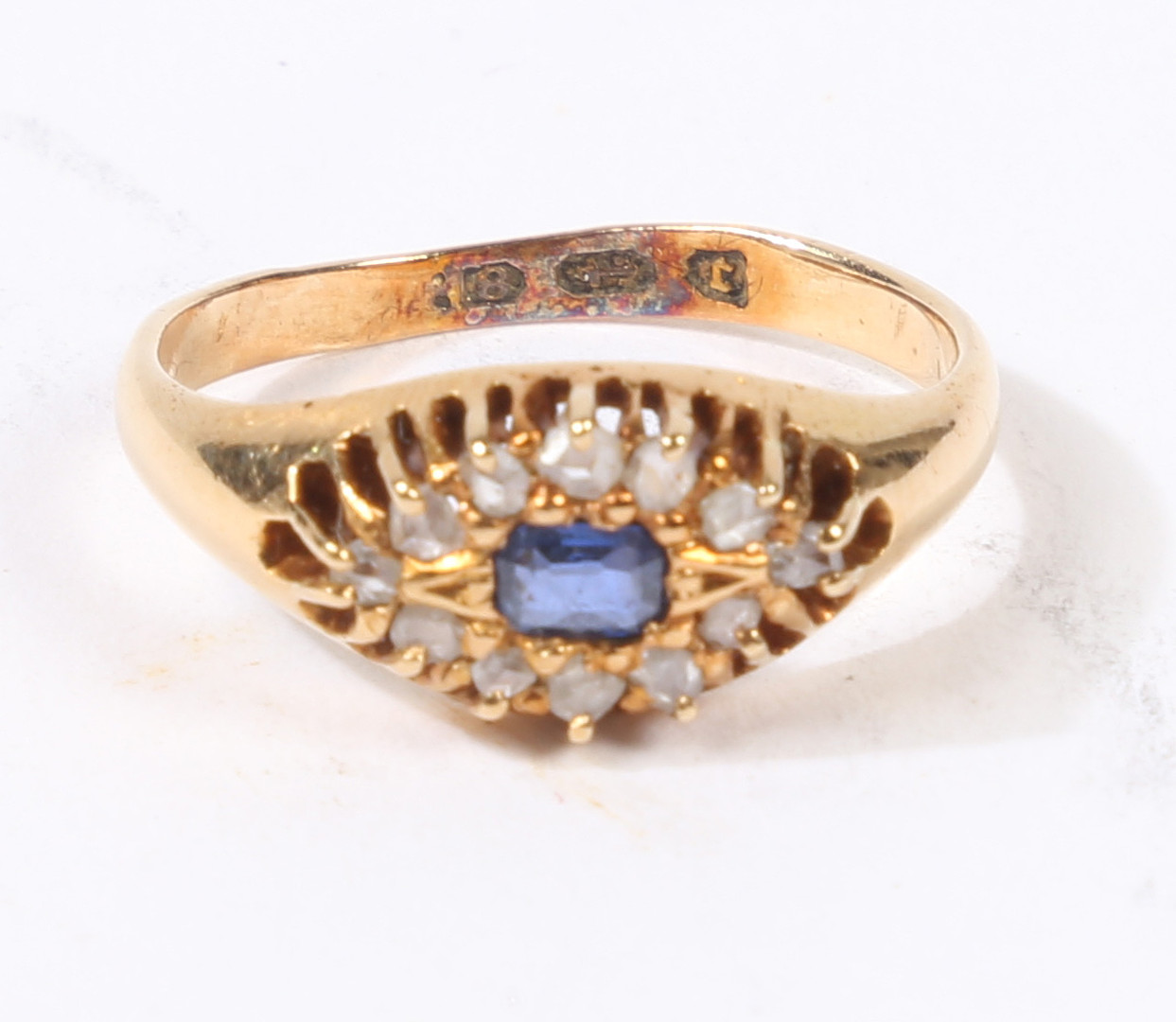 AN 18 CARAT GOLD SAPPHIRE AND DIAMOND RING. - Bild 3 aus 6