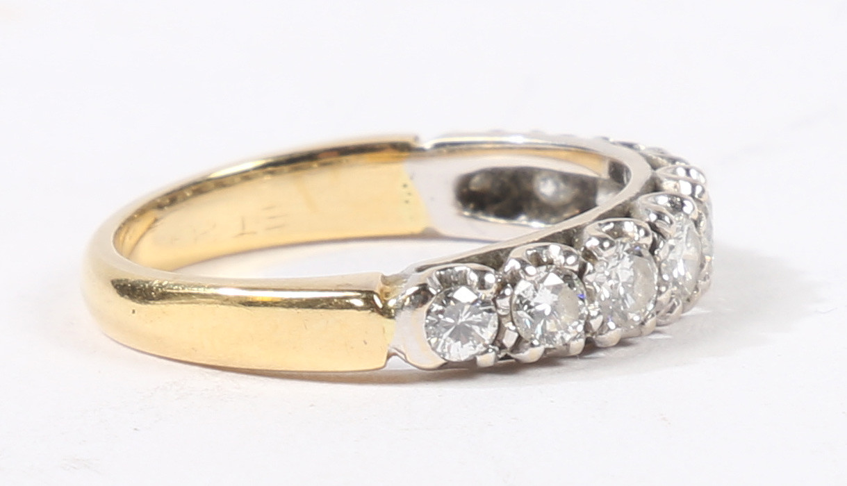 AN 18 CARAT GOLD AND DIAMOND RING. - Image 5 of 5