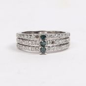 A 14 CARAT WHITE GOLD, EMERALD AND DIAMOND RING.