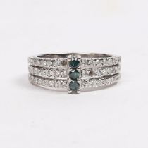 A 14 CARAT WHITE GOLD, EMERALD AND DIAMOND RING.
